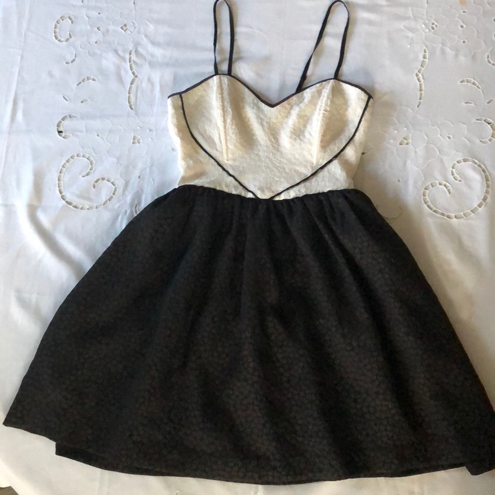 Cooperative dress “Hearts” from Urban Outfitters